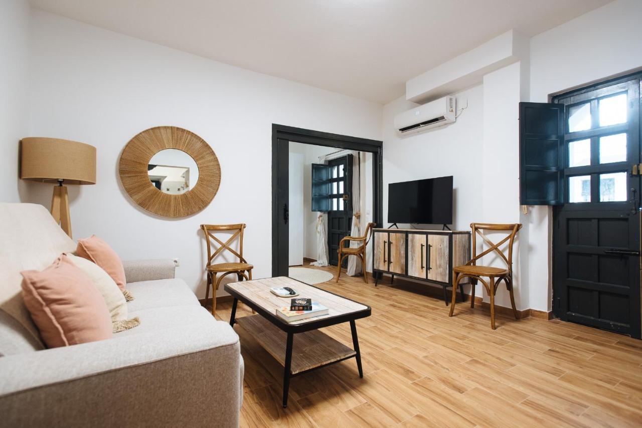 Aitana'S Retreat With Charming Garden Appartement Sevilla Buitenkant foto