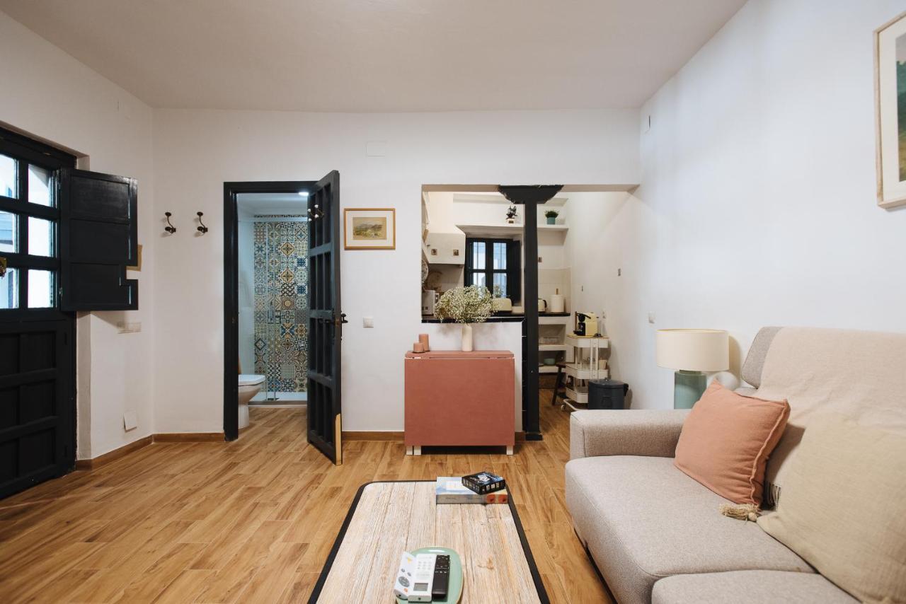 Aitana'S Retreat With Charming Garden Appartement Sevilla Buitenkant foto