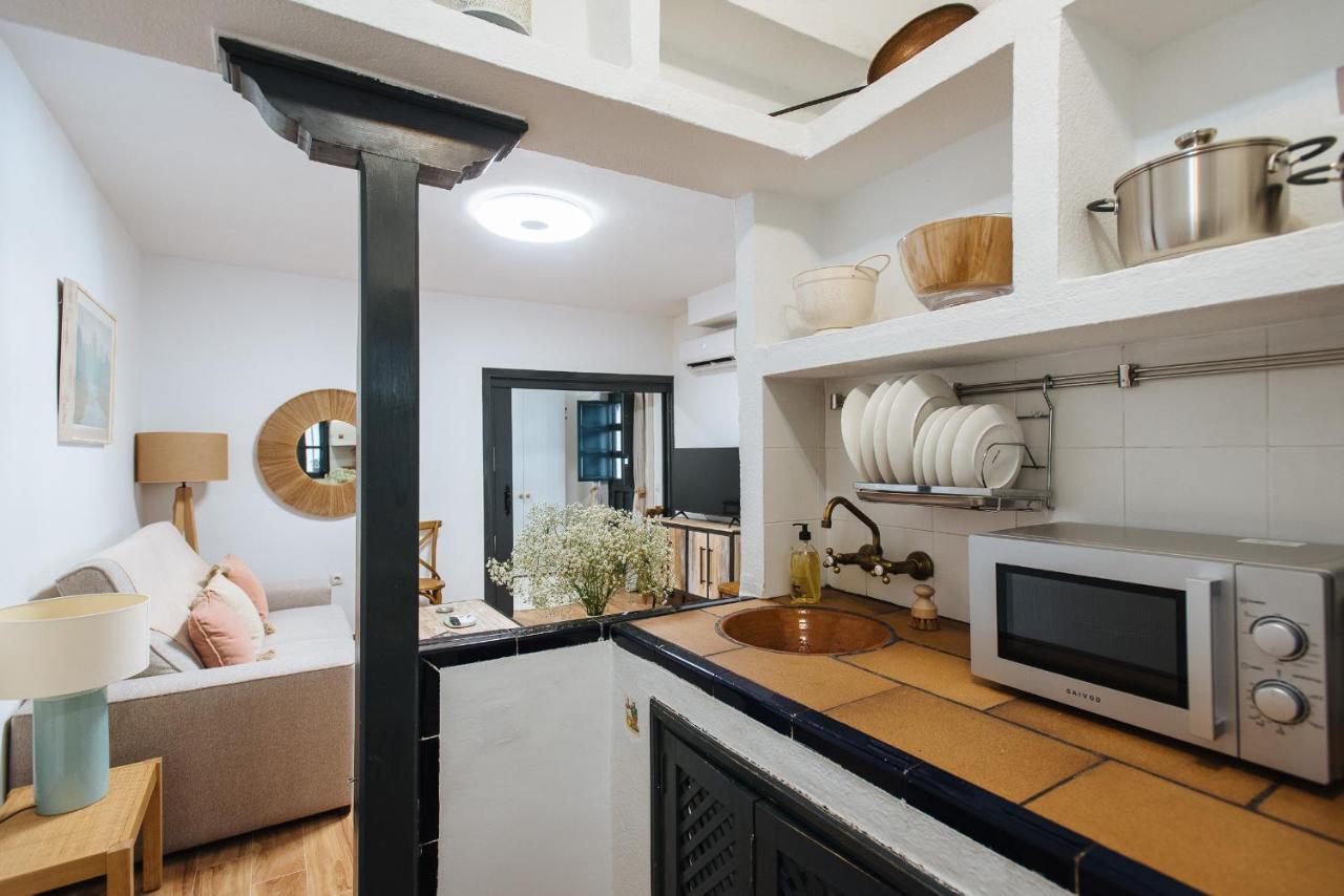 Aitana'S Retreat With Charming Garden Appartement Sevilla Buitenkant foto